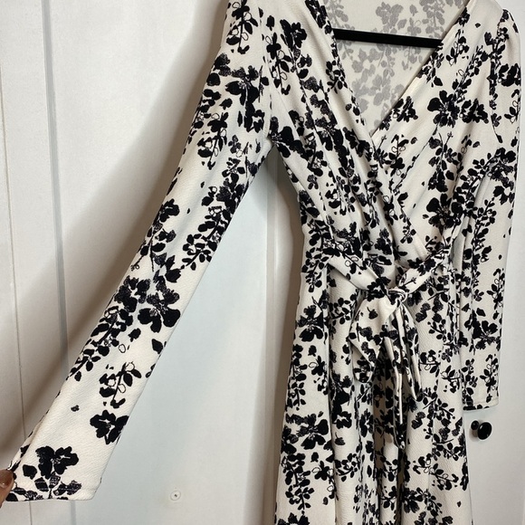 Love & Lovin | Floral Wrap Dress - Black and White - XS-Small - Picture 4 of 4